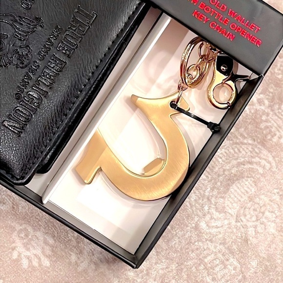 Brand New True Religion Leather Black Billfold Wallet Bottle Opener Keychain Set - Picture 6 of 16